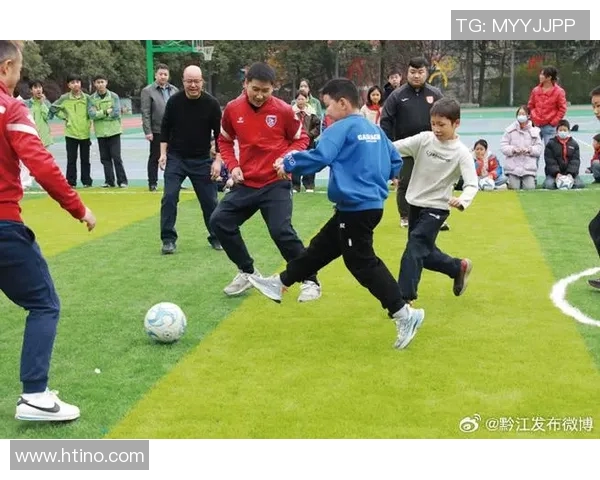 足球明星走进球迷家中共度温馨时光感受热爱与激情